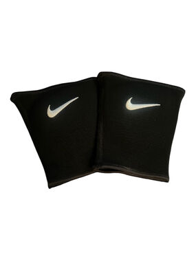 Nike essentials volleyball dri-fit knee pads XS/S. Black and white